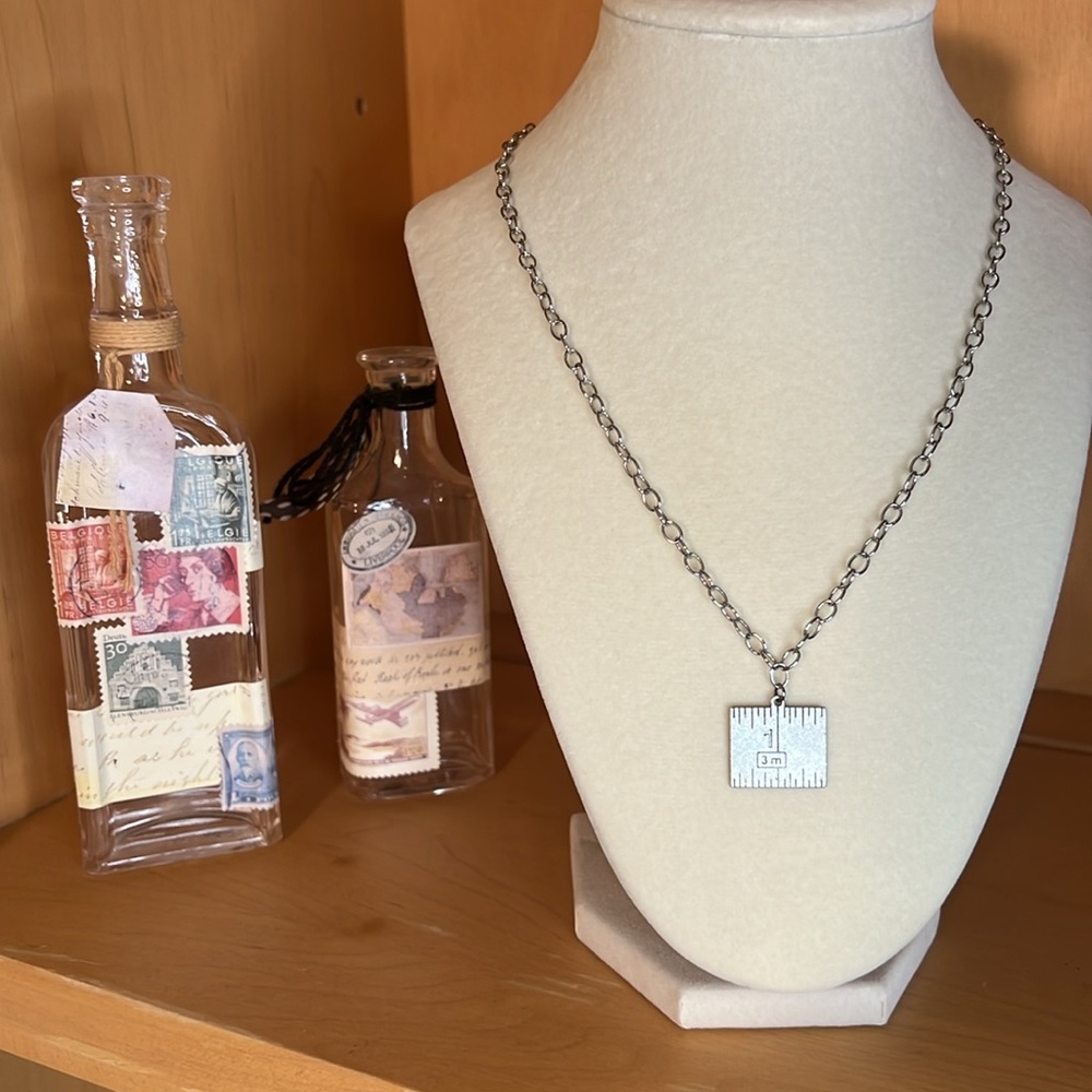 EUC 20” “ruler” silver tone necklace